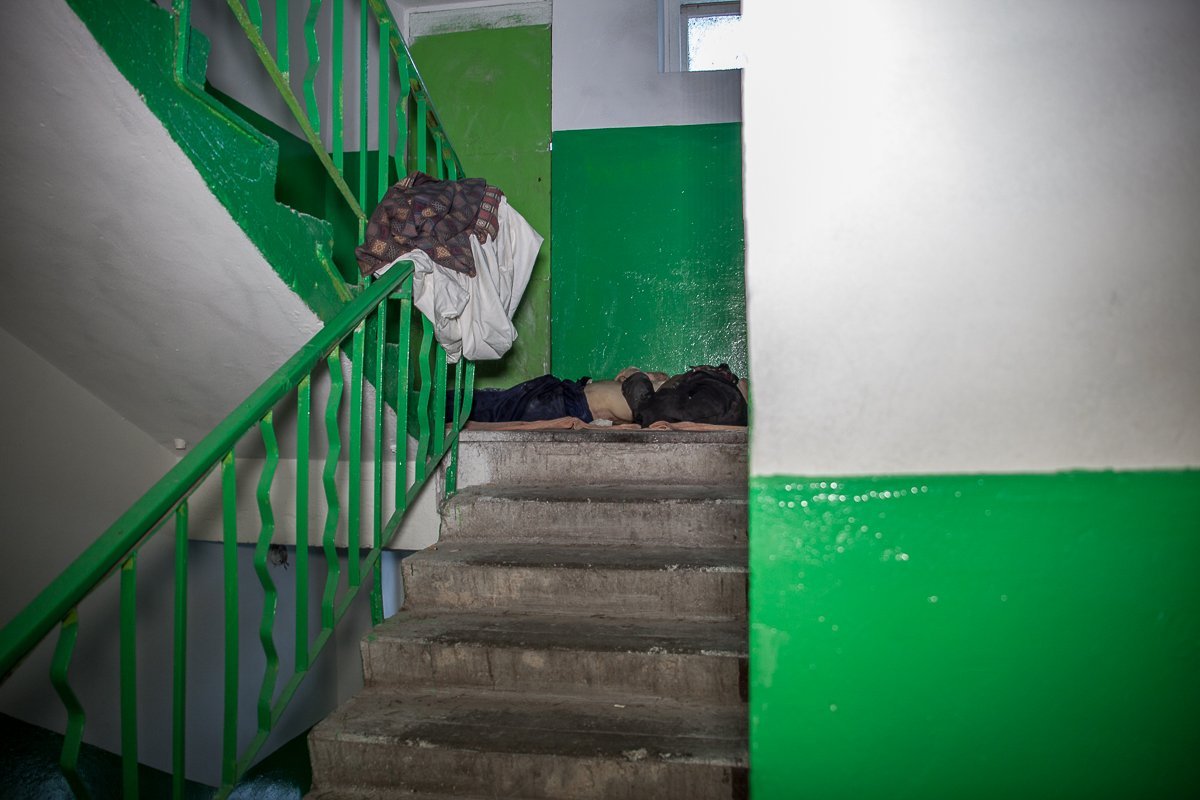 В подъезде дома на улице Семафорной обнаружили труп мужчины