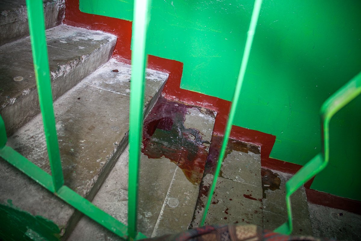 Предположительно, мужчина упал с лестницы, когда ему стало плохо