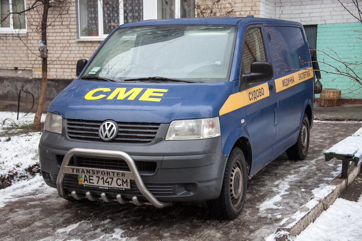 На месте происшествия работает следственно-оперативная группа и судмедэксперты