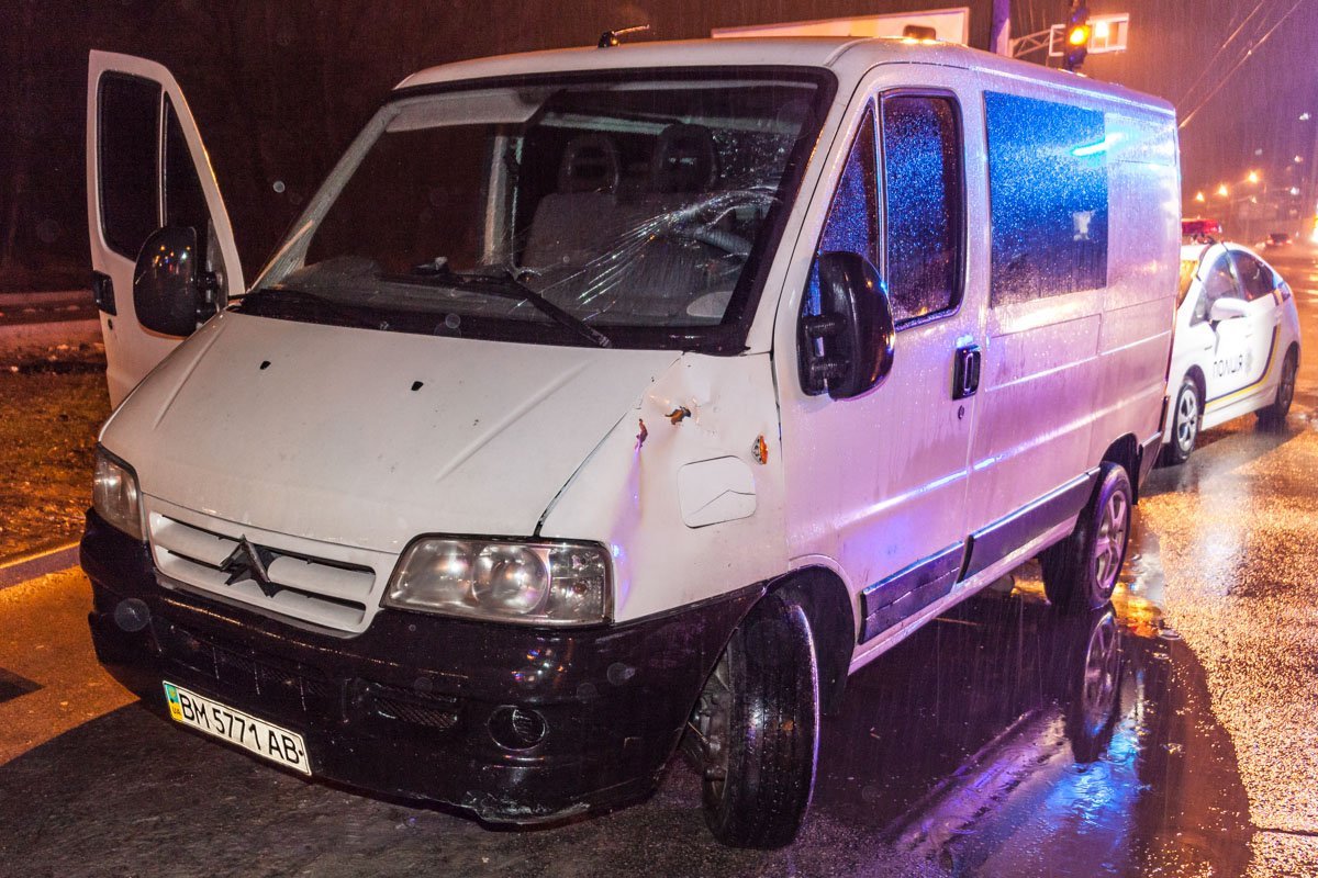 По словам водителя Citroen, удар на лобовом стекле - это последствия столкновения со столбом По словам водителя Citroen, удар на лобовом стекле - это последствия столкновения со столбом
