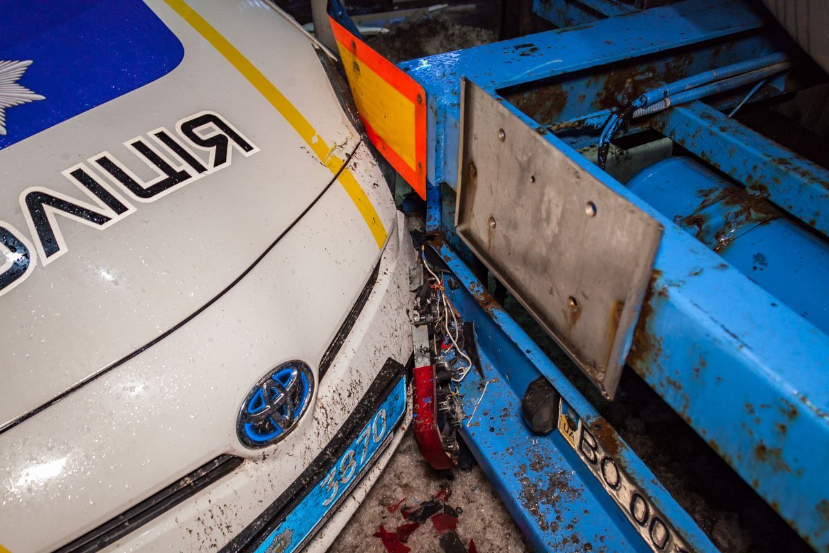 Полицейский автомобиль Toyota Prius врезался в фуру на заправке SKY