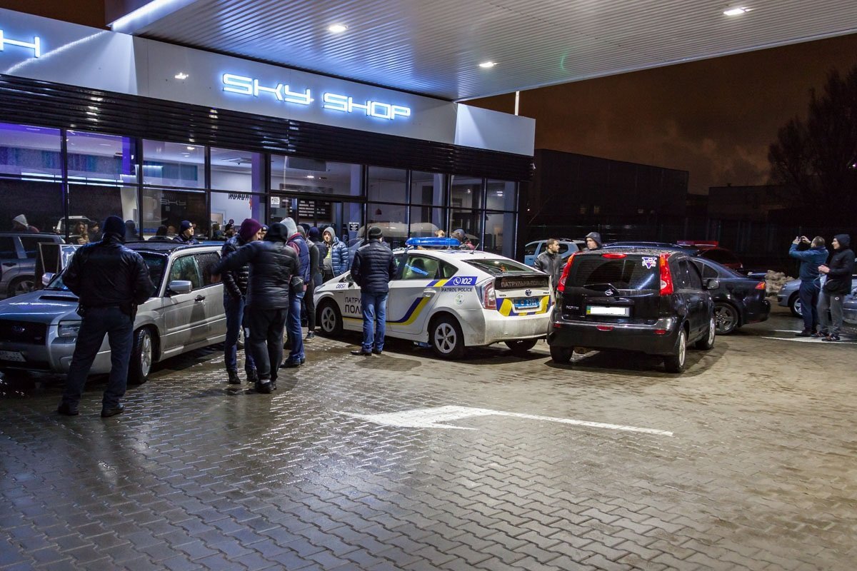 На место ДТП сразу приехали знакомые автомобилисты водителя Subaru и очевидцы погони