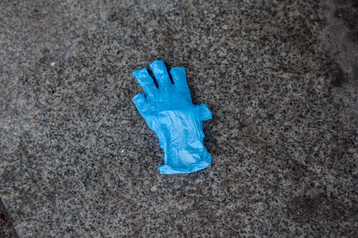 На месте происшествия работает следственно-оперативная группа и судмедэксперт