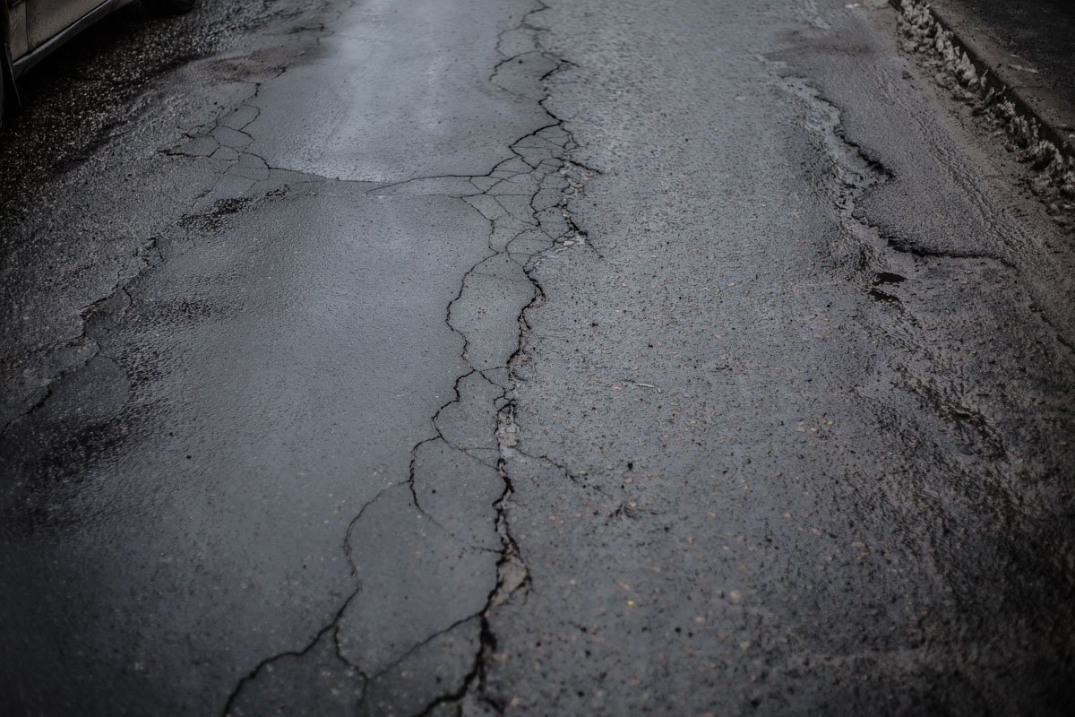 Трещины на асфальте и глубокие ямы: так сейчас выглядит улица Баррикадная