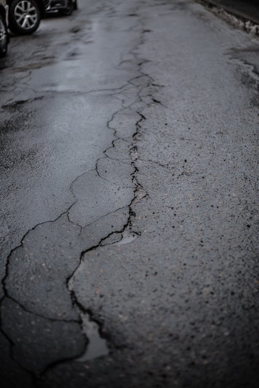 Трещины не глубокие, но их размер впечатляет 