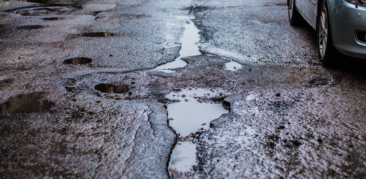 Вместе со снегом на улице растаял и асфальт