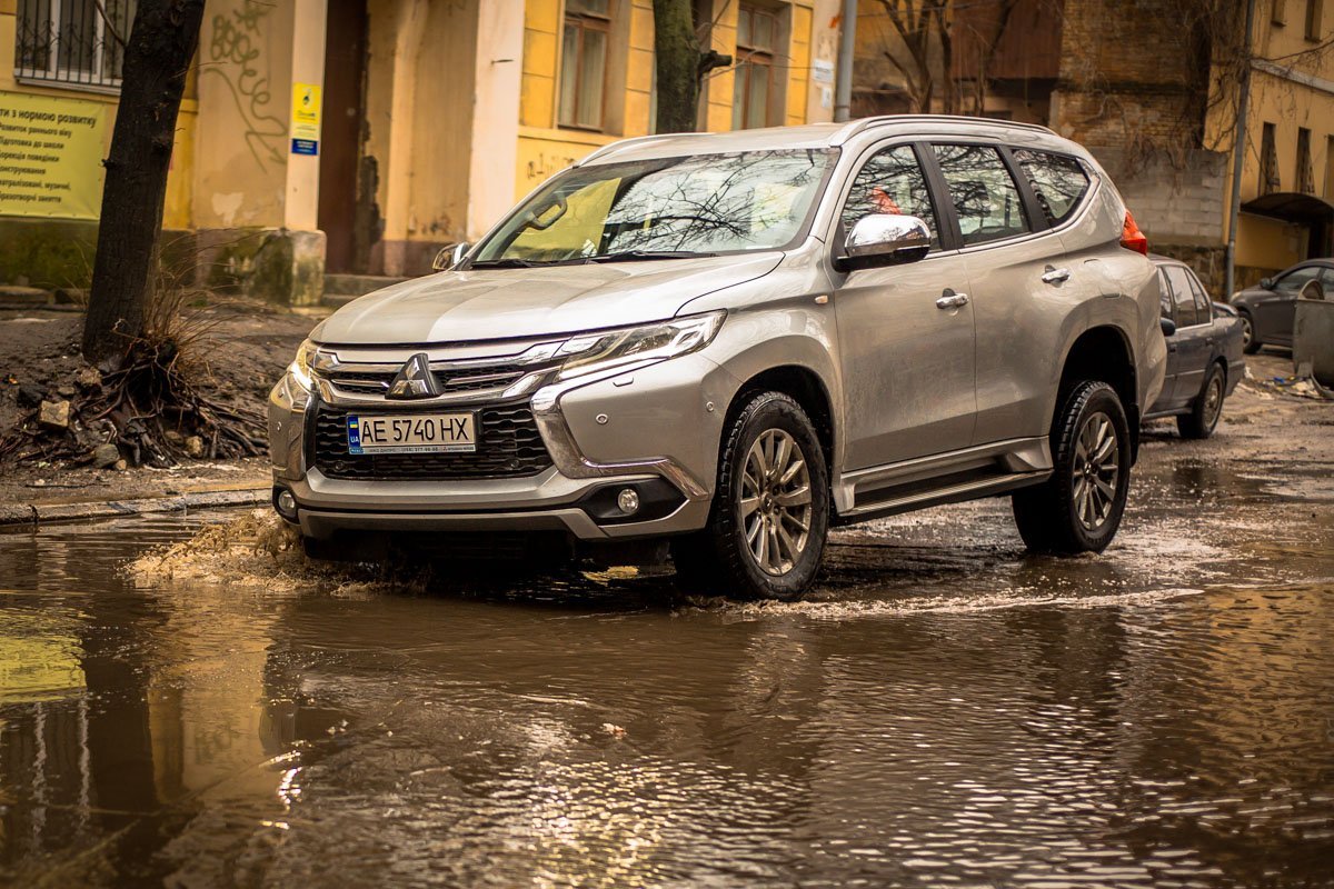 Местами дорога повреждена так сильно, что автомобилистам приходится буквально погружаться