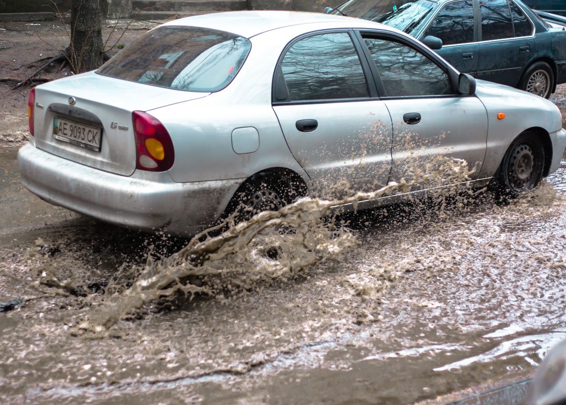 Пешеходам лучше быть поосторожнее: воды в лужах достаточно