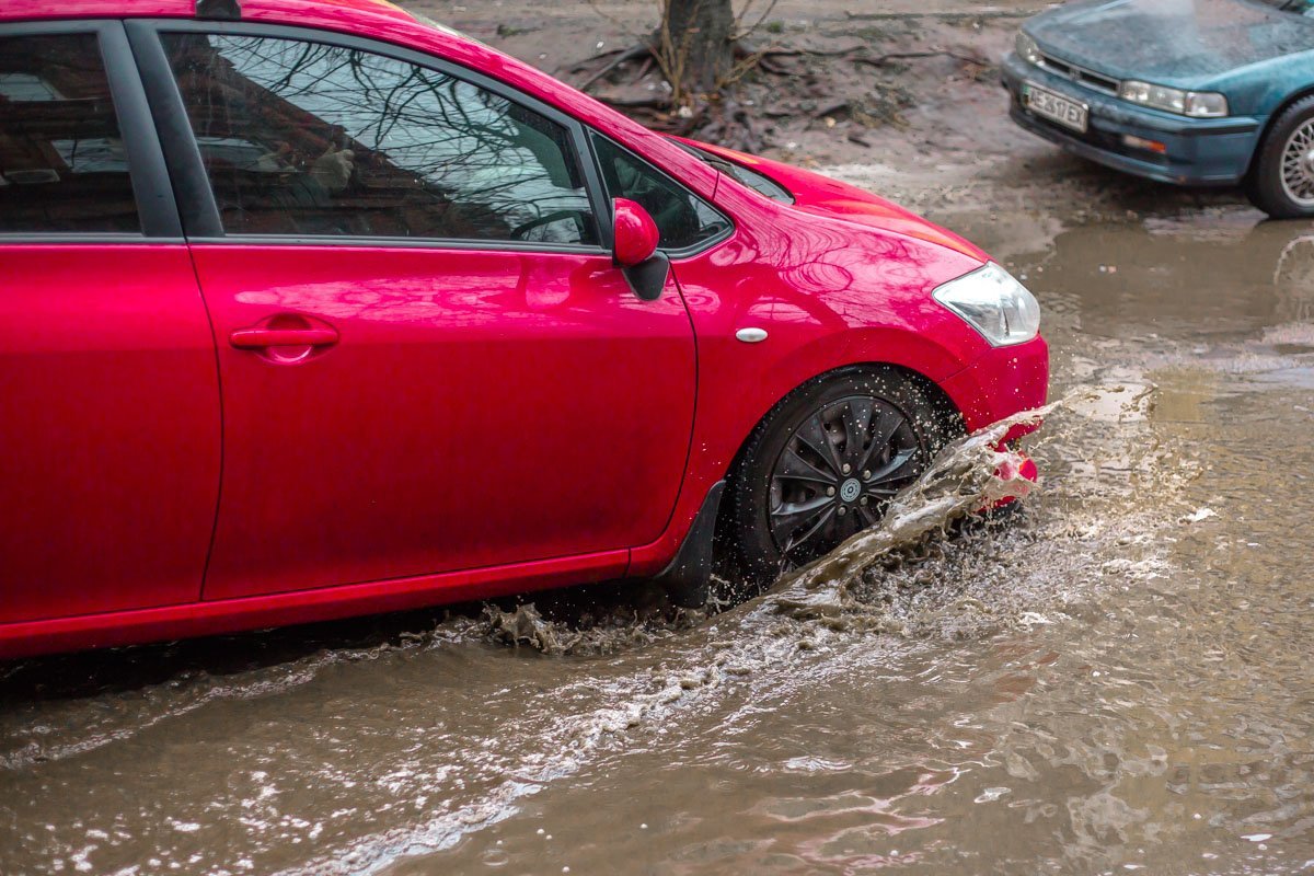 Автомобилистам приходится плыть