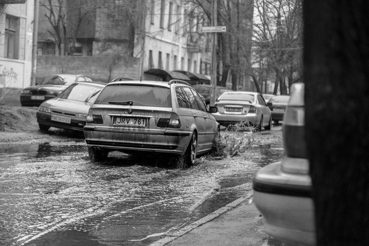 В такую погоду город выглядит серым и унылым