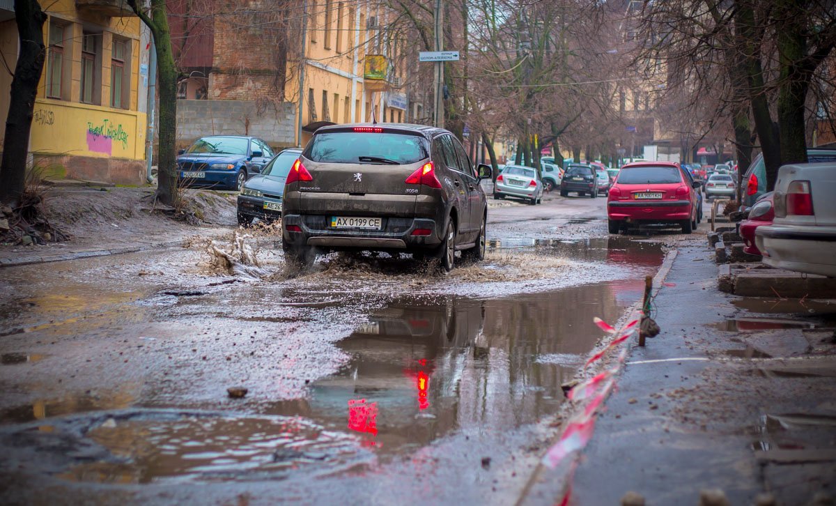 Местами дорога повреждена достаточно сильно