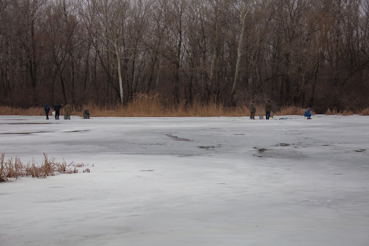 Рыбаки хаотично разбросались по льду, чтобы спасателям было тяжелее их доставать Рыбаки хаотично разбросались по льду, чтобы спасателям было тяжелее их доставать