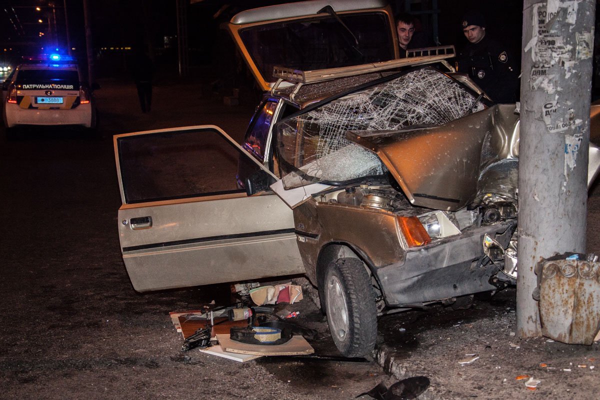 На Калиновой "Таврия" врезалась в столб На Калиновой "Таврия" врезалась в столб