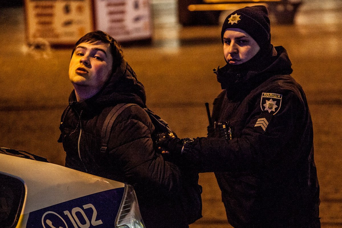 В это время на площади также задержали двух парней за мелкое хулиганство