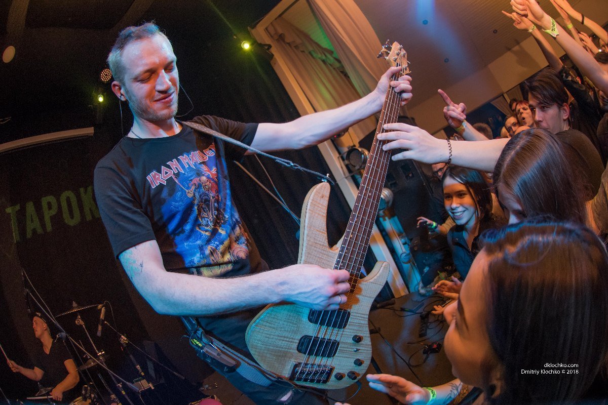 В конце некоторых песен гитарист и басист давали народу поиграть на своих инструментах