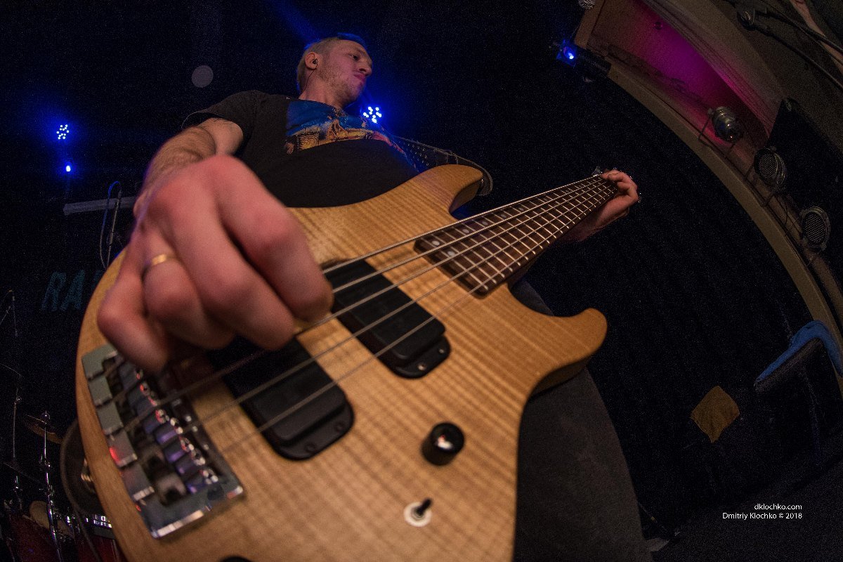 Зал группа порвала с первых аккордов