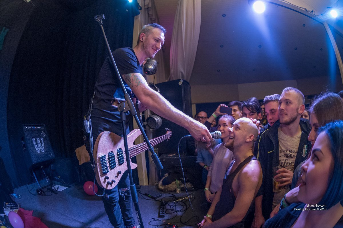 Зрителям давали петь, тем самым показывая, что играют вживую