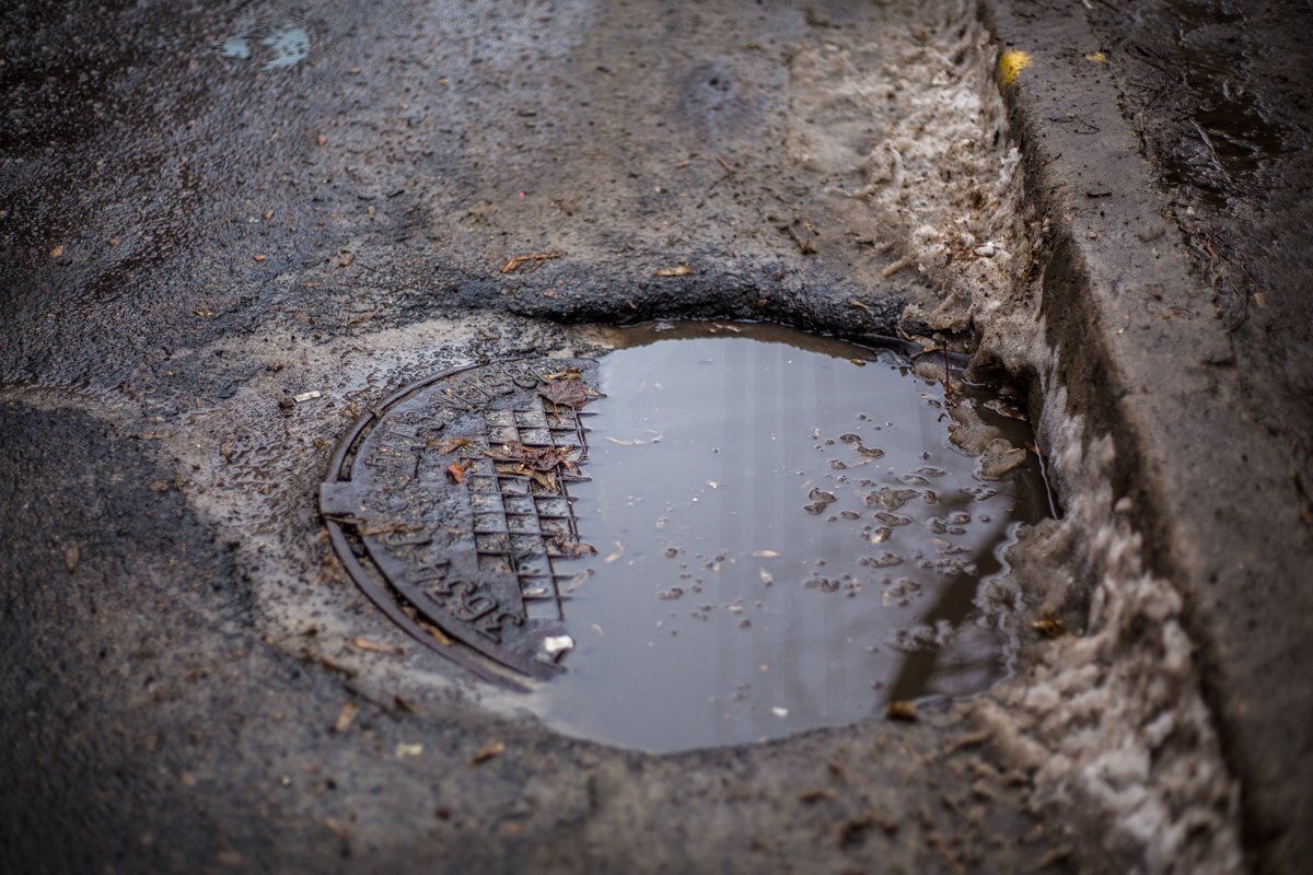 Любителей проехаться у края тротуара ждет небольшой "сюрприз" Любителей проехаться у края тротуара ждет небольшой "сюрприз"