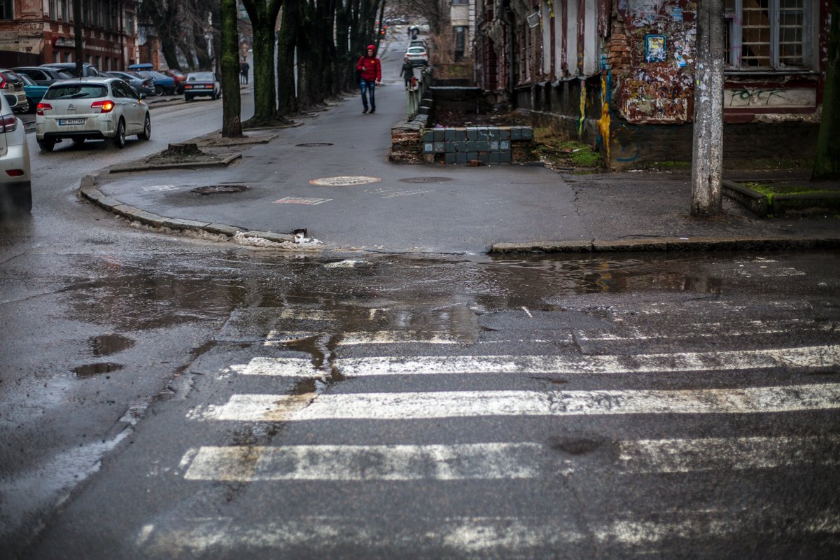 Из-за наклона смежного с площадью Успенской Крутогорного спуска, у бордюров то и дело собираются лужи Из-за наклона смежного с площадью Успенской Крутогорного спуска, у бордюров то и дело собираются лужи