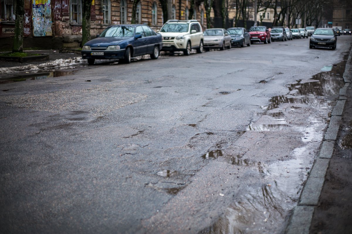 Видно, что дорогу "латали", однако мелкие ямы все же виднеются Видно, что дорогу "латали", однако мелкие ямы все же виднеются