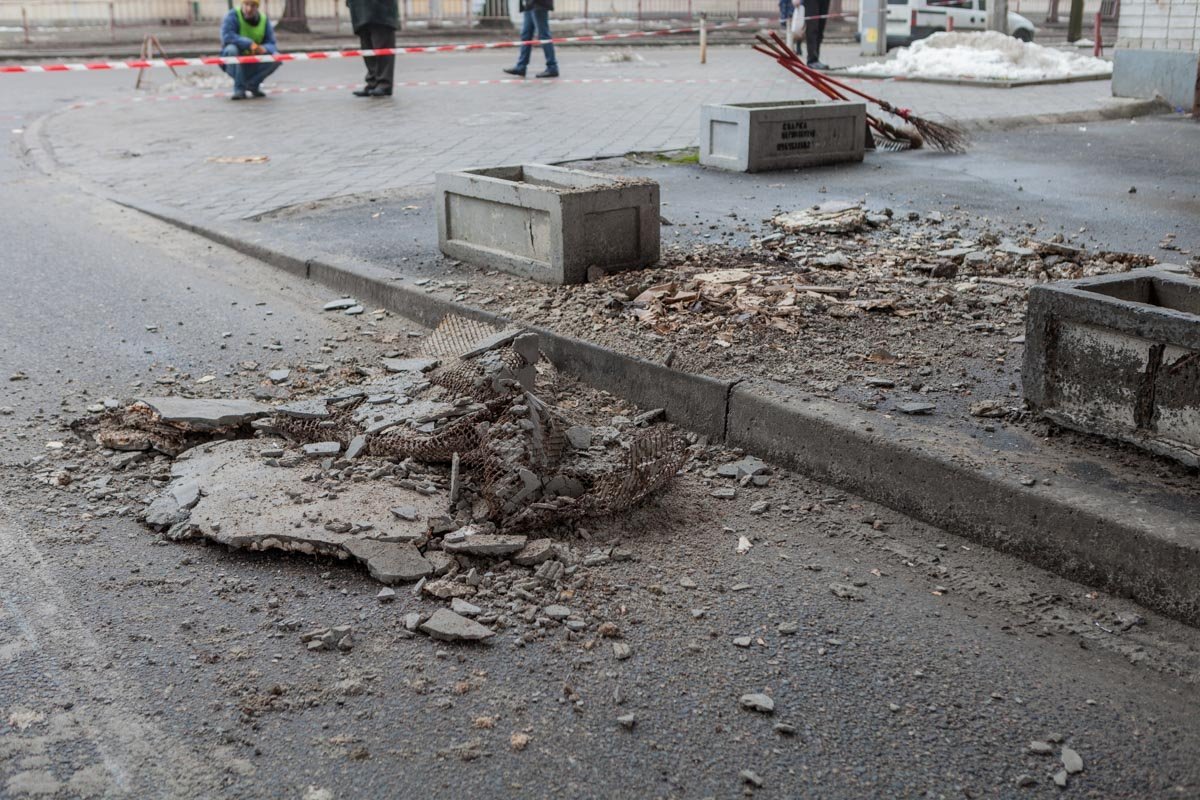Крупные куски бетона упали прямо на проезжую часть Крупные куски бетона упали прямо на проезжую часть