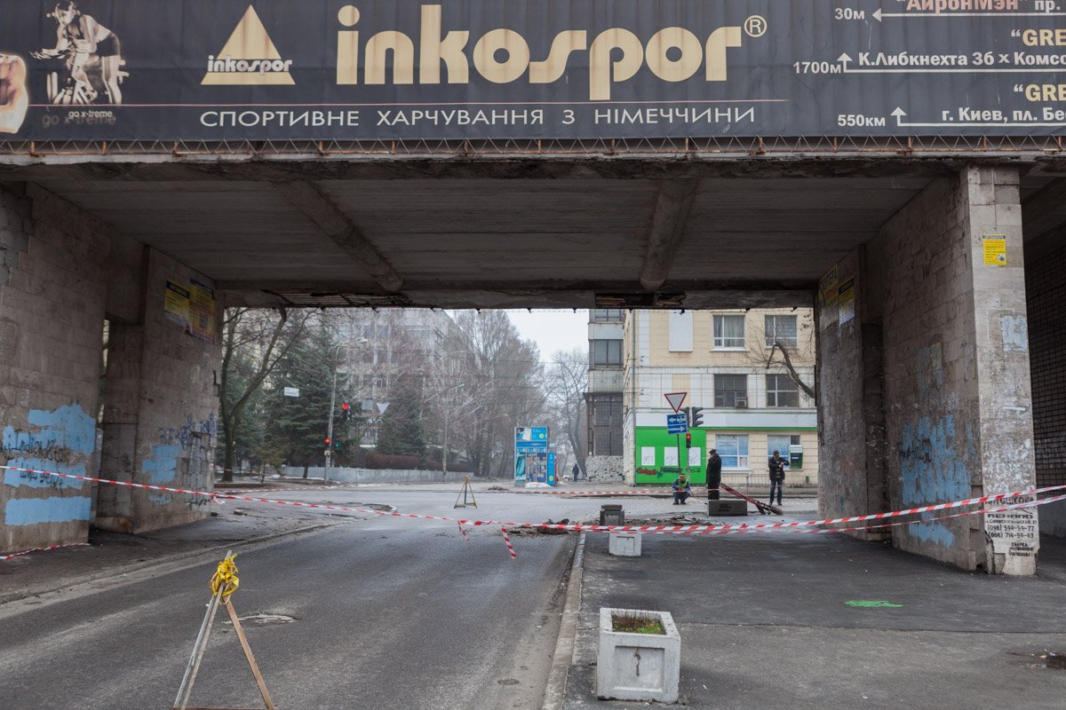 Ошметки железобетонной конструкции до сих пор лежат на пешеходной и проезжей части Ошметки железобетонной конструкции до сих пор лежат на пешеходной и проезжей части