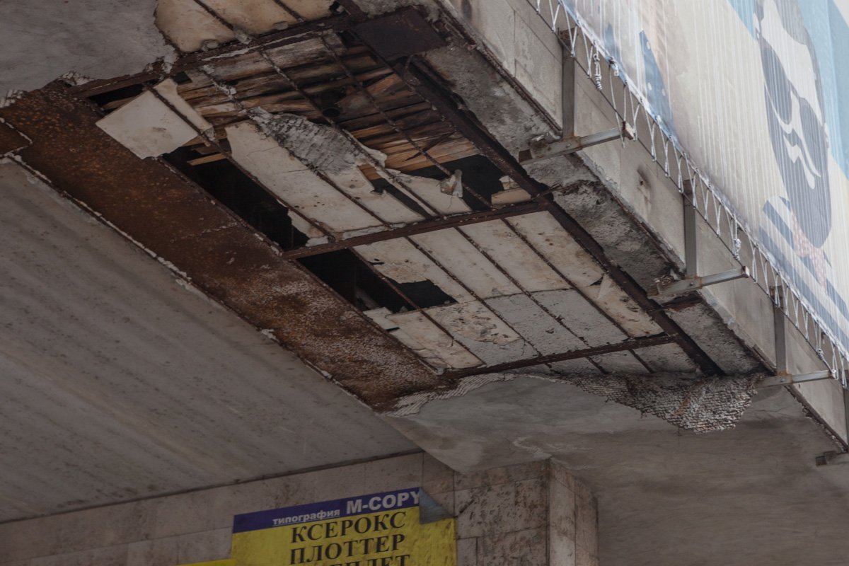 Сверху видны куски бетона, которые могут обрушиться на голову или автомобиль в любой момент Сверху видны куски бетона, которые могут обрушиться на голову или автомобиль в любой момент