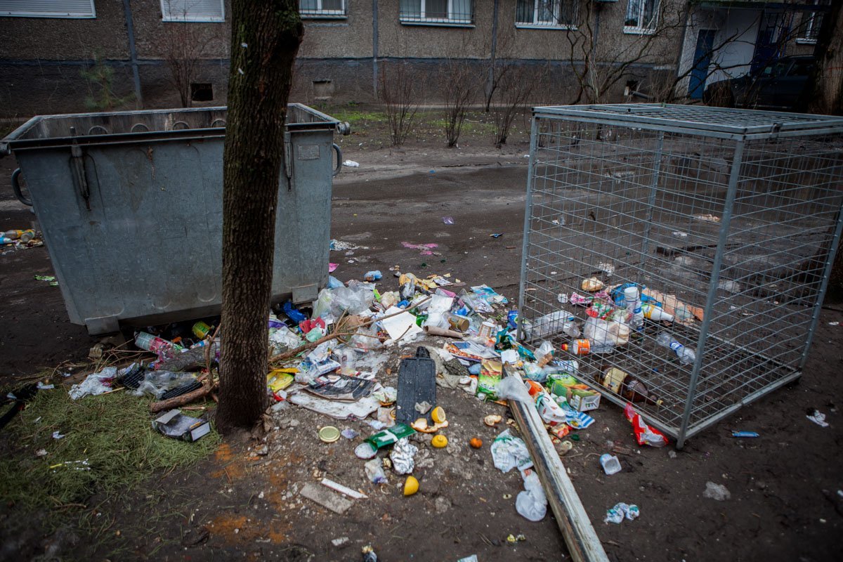При всем этом мусорном хаосе баки - пустые При всем этом мусорном хаосе баки - пустые