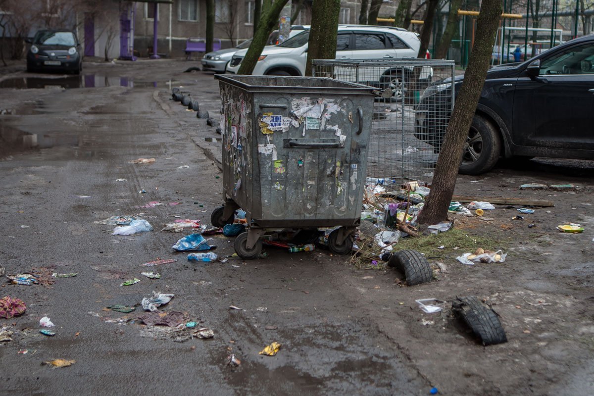 По словам местных жителей, гора мусора лежит так уже несколько недель По словам местных жителей, гора мусора лежит так уже несколько недель