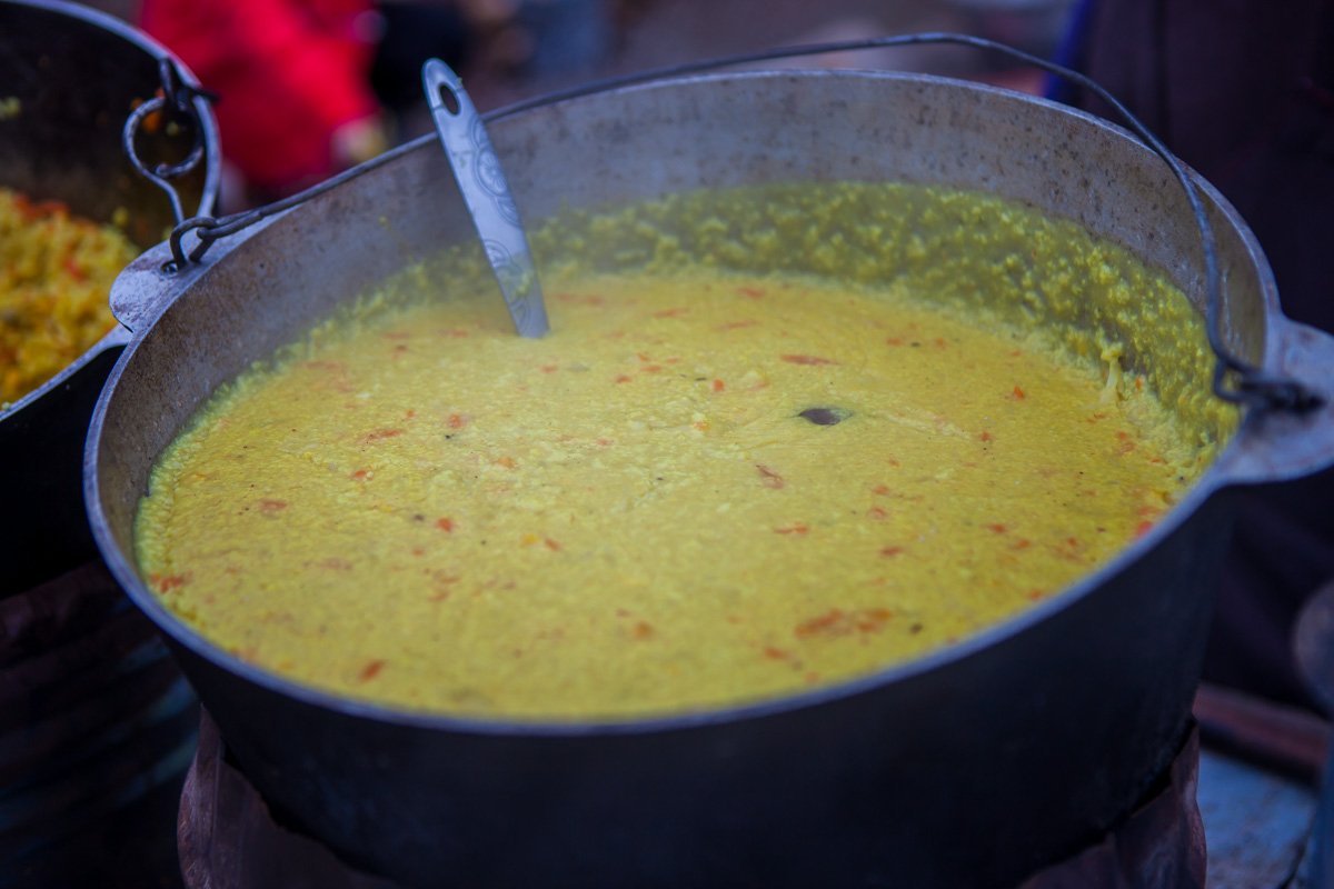 Гостей угощают "казацкой" кашей