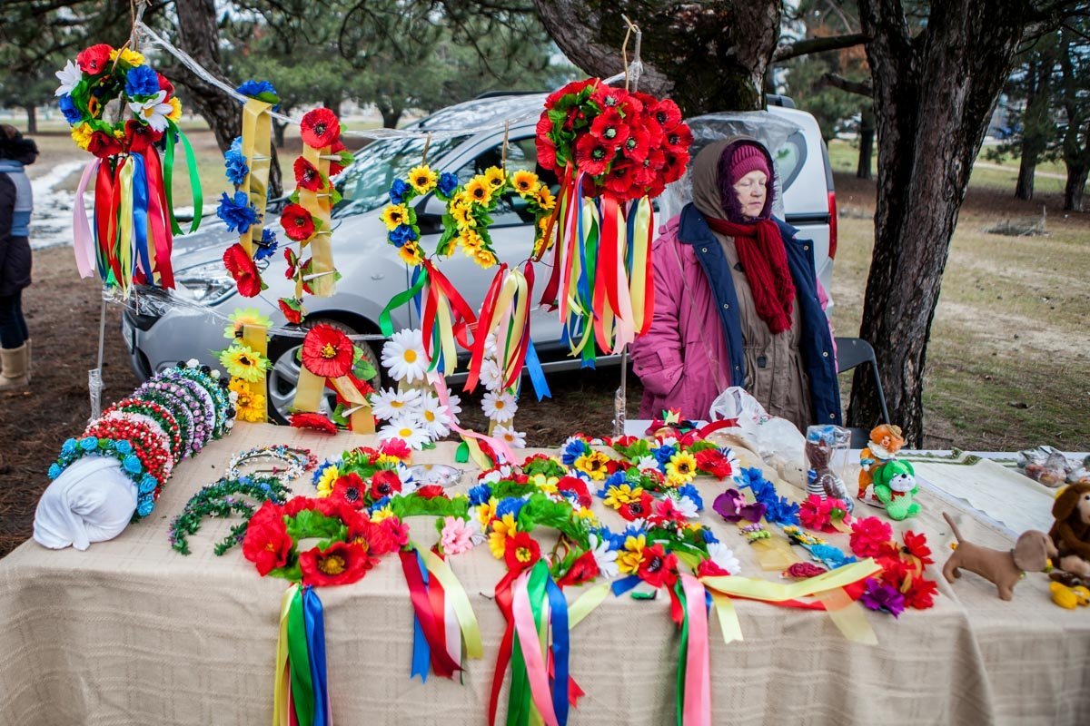 Рядом расположилась ярмарка "казацких" сувениров