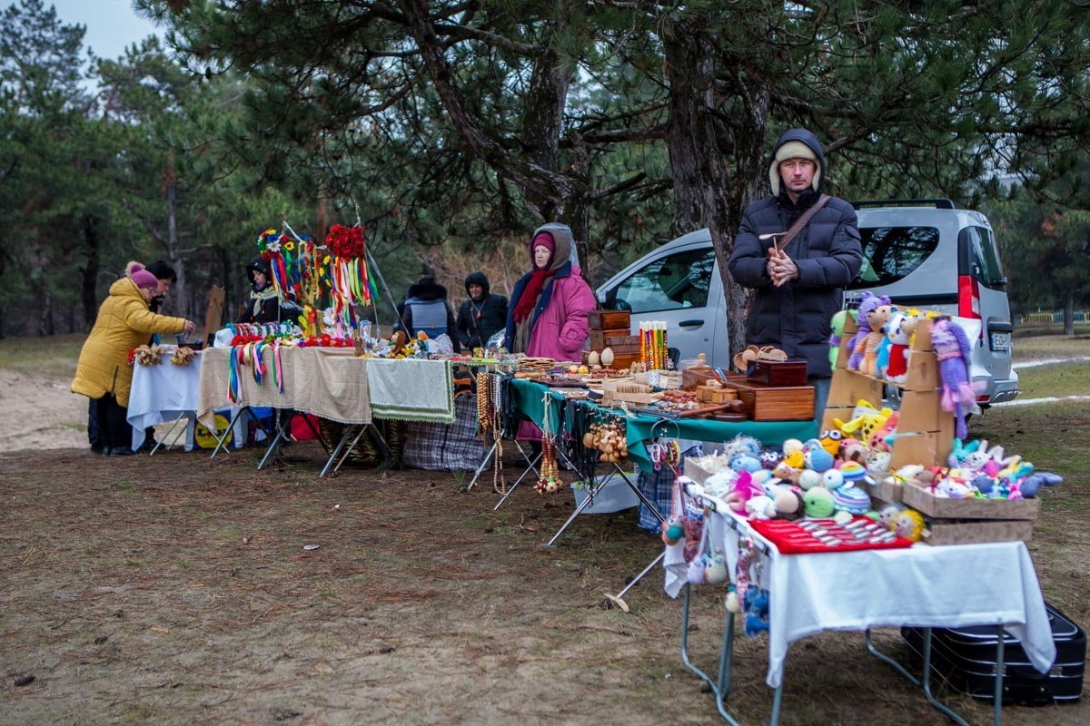 Можно приобрести пряники, изделия из дерева, украинские веночки и многое другое