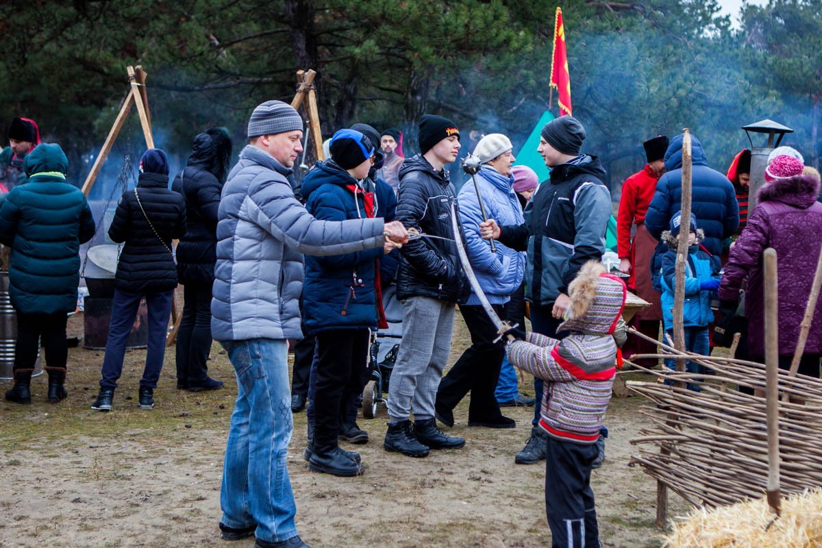 Людей в лес на фестиваль пришло очень много