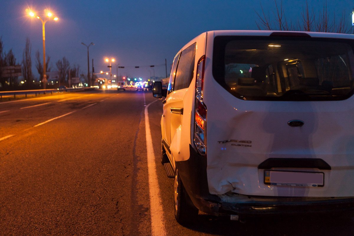 По словам очевидцев, автомобиль Mazda зацепил Ford, вследствие чего водитель потерял управление и врезался в столб По словам очевидцев, автомобиль Mazda зацепил Ford, вследствие чего водитель потерял управление и врезался в столб