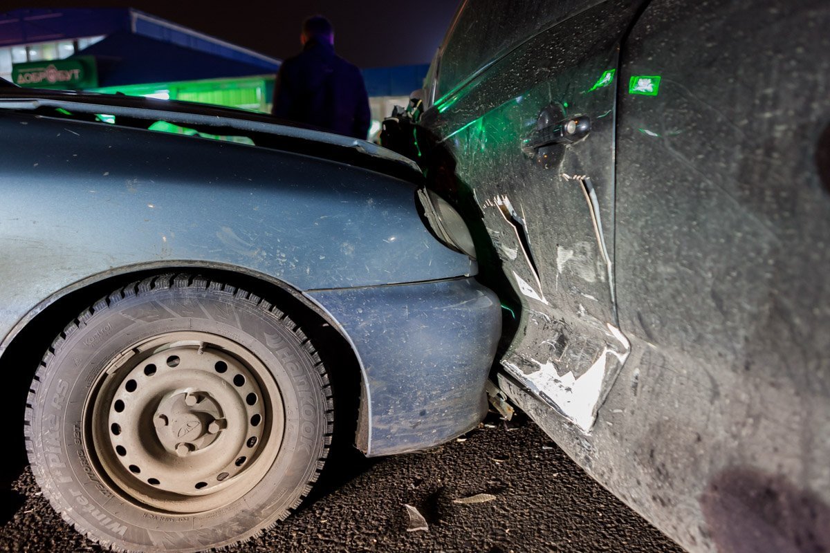 Удар пришелся в левую дверь Kia Удар пришелся в левую дверь Kia