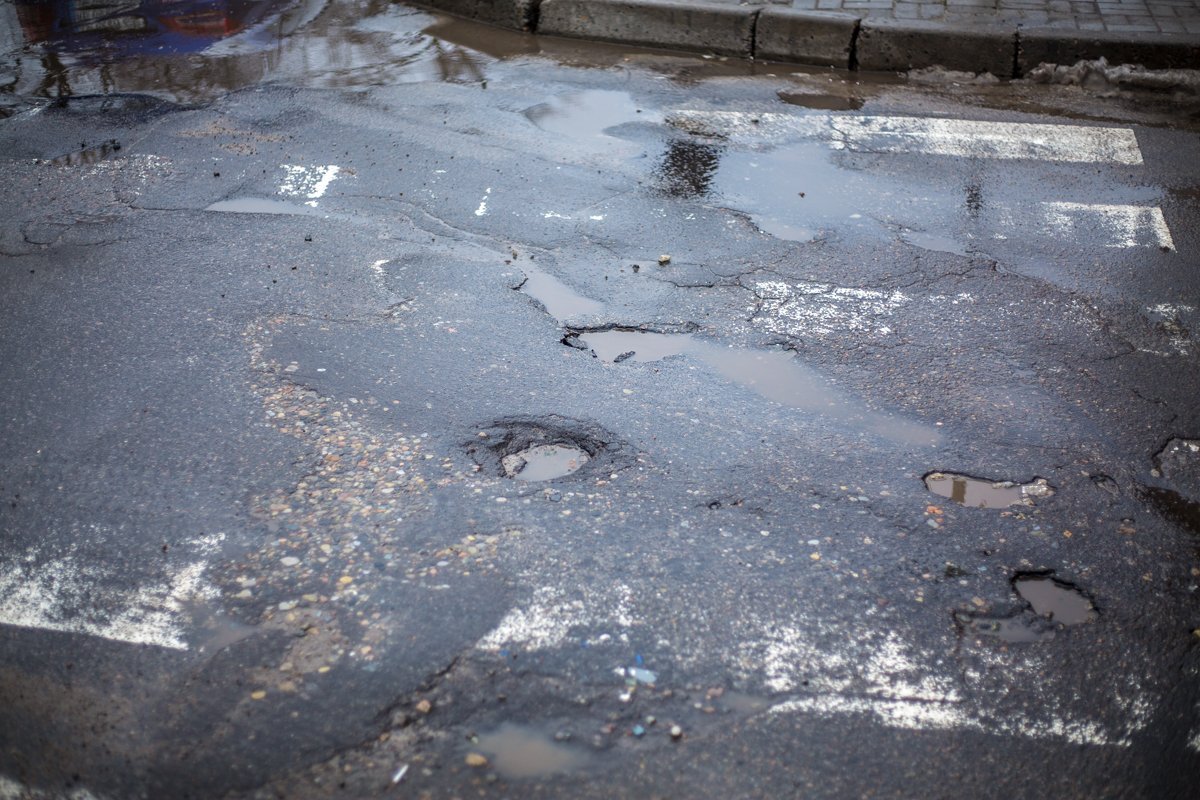 Вилять на авто между ямами нет смысла, потому как они везде! Вилять на авто между ямами нет смысла, потому как они везде!