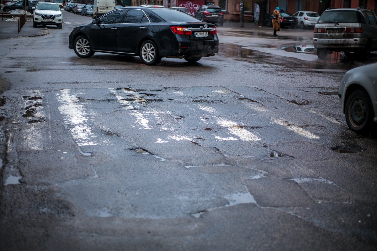В местах трещин появляются новые маленькие ямы В местах трещин появляются новые маленькие ямы