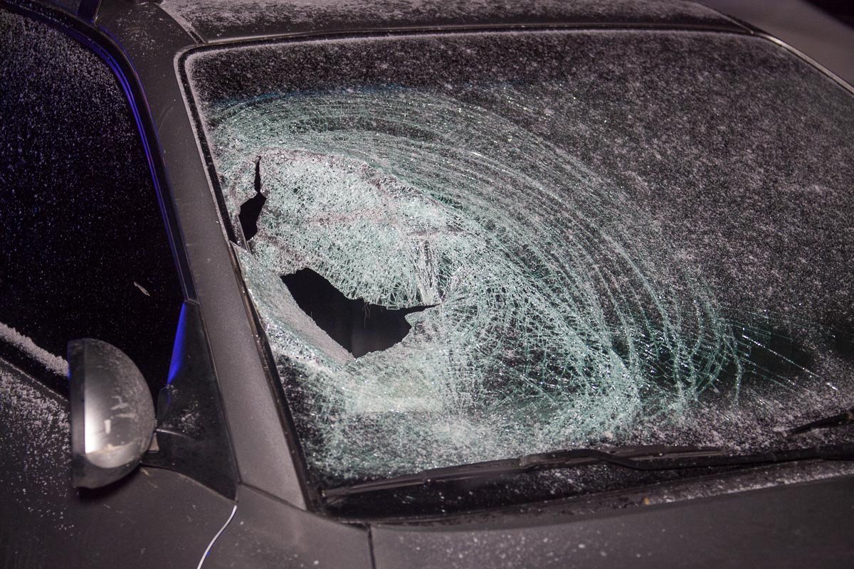 Женщина выбежала из-за маршрутки Женщина выбежала из-за маршрутки