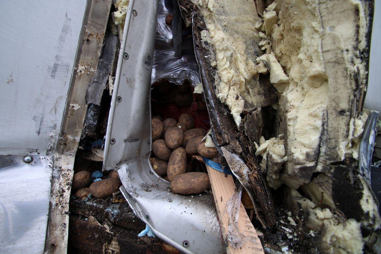 Грузовик перевозил картофель