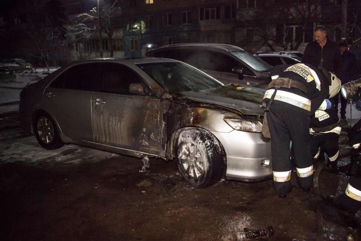 14 февраля на улице Метростроевской,12 горел автомобиль Toyota Camry 14 февраля на улице Метростроевской,12 горел автомобиль Toyota Camry