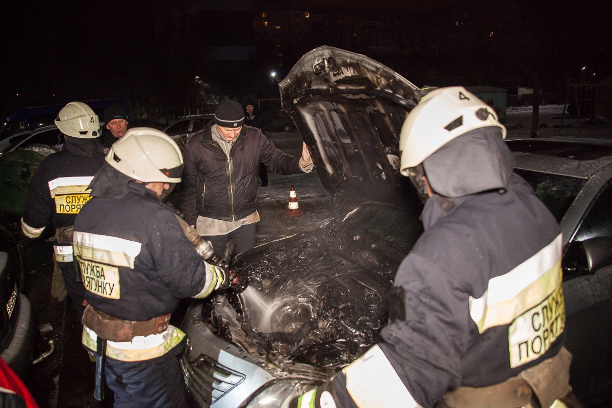 Автомобили, припаркованные поблизости, также не пострадали Автомобили, припаркованные поблизости, также не пострадали