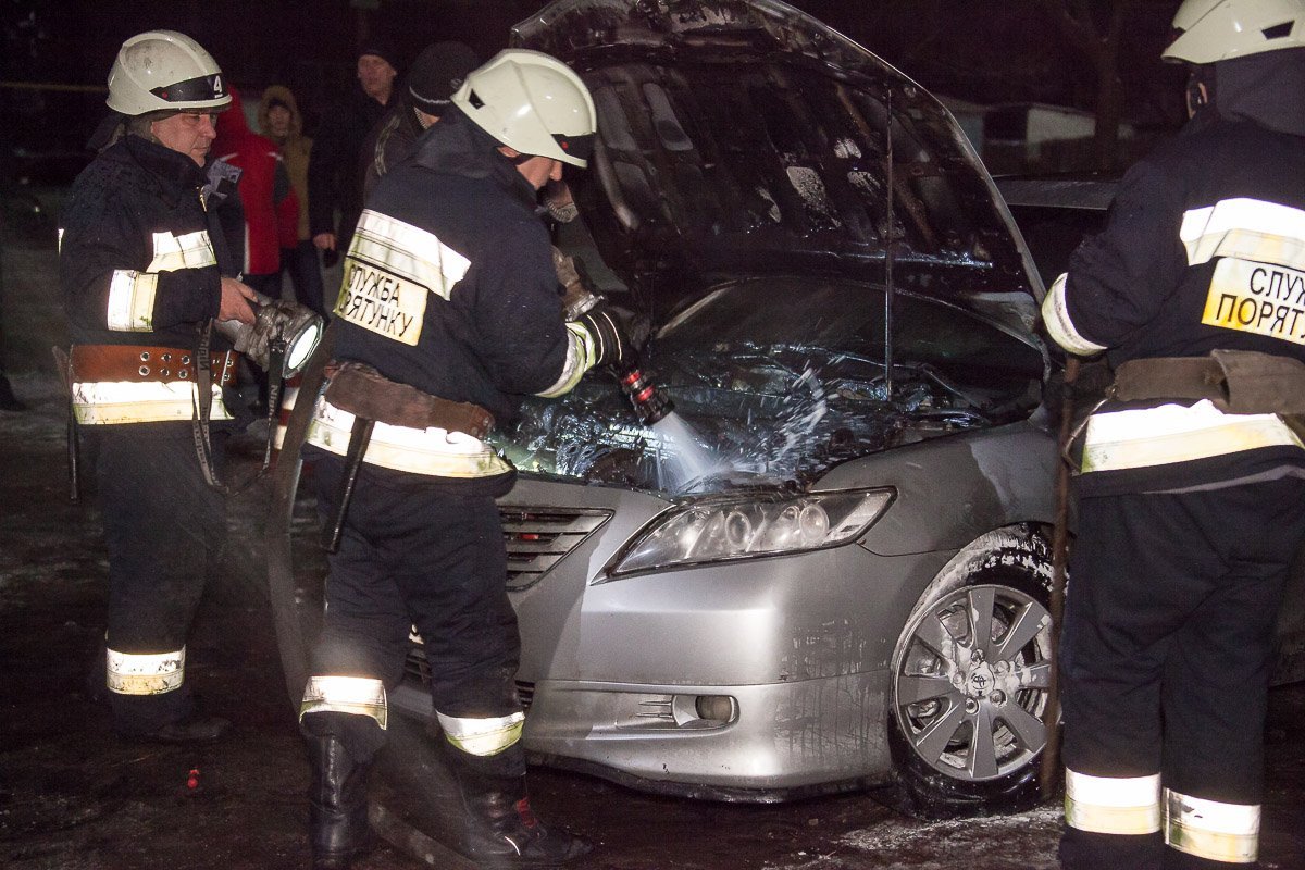 Люди, проживающие в этом доме, рассказали, что видели из окон, как к припаркованному автомобилю подошли двое неизвестных мужчин Люди, проживающие в этом доме, рассказали, что видели из окон, как к припаркованному автомобилю подошли двое неизвестных мужчин