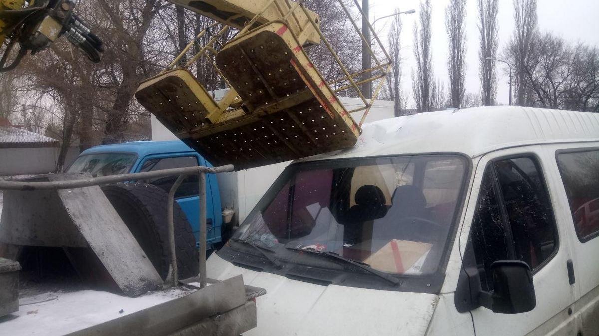 На Каруны Ford въехал в автовышку На Каруны Ford въехал в автовышку
