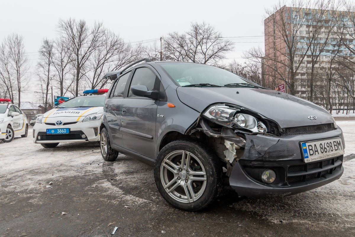 У Chery поврежден бампер и фара У Chery поврежден бампер и фара