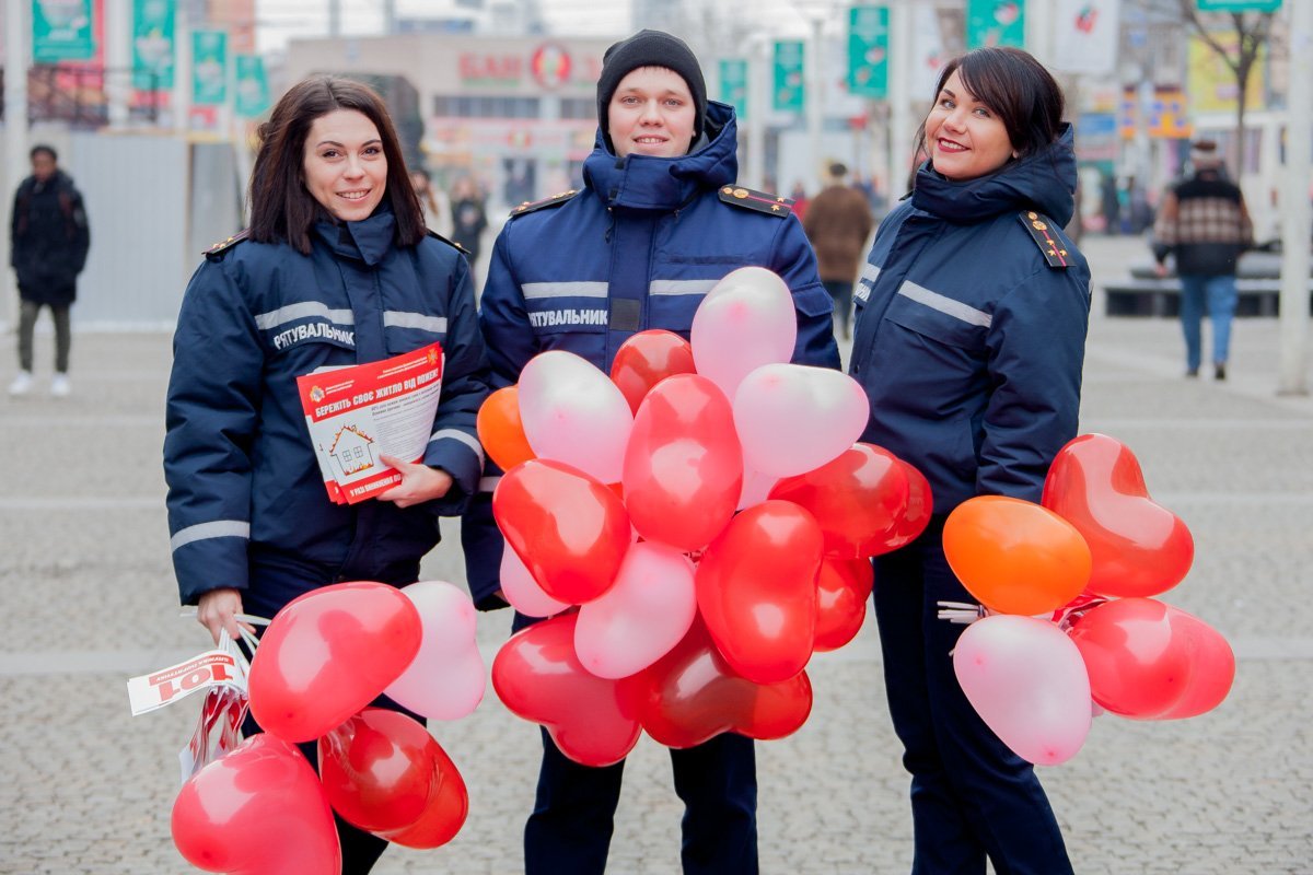 Спасатели поздравили жителей Днепра с Днем влюбленных