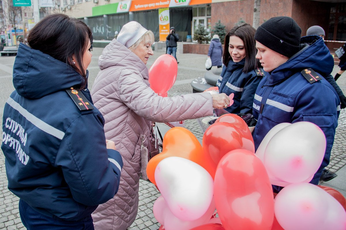 Люди тянули из шлема предсказания