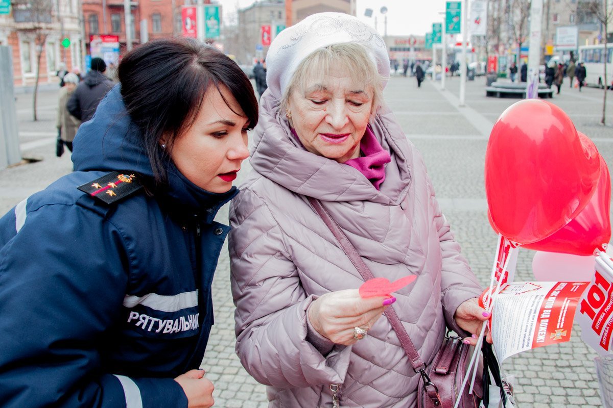 Спасатели желали жителям Днепра любви