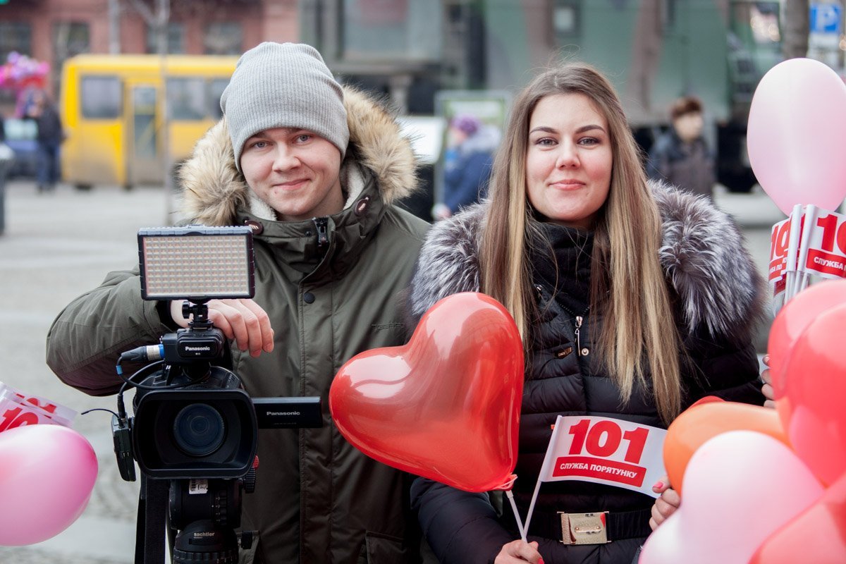 Кто-то отмечает, а кто-то работает