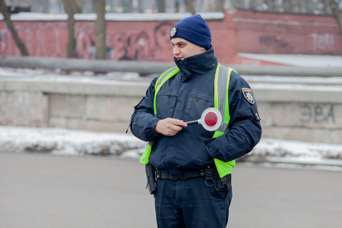 Движение регулируют патрульные Движение регулируют патрульные