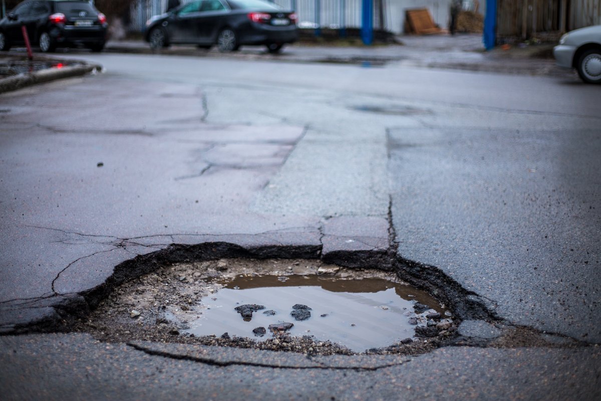 Да, здесь есть яма. Будьте осторожны